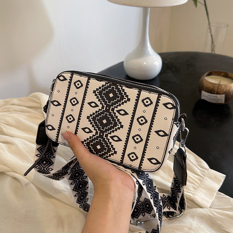 Designer Fashion Trend Embroidery Internet Celebrity Multi Function Camera 2025 New Women's One Shoulder Oblique Small Square Bag