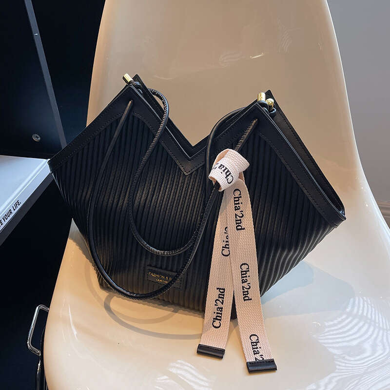 2025 New Vertical Pattern Women's French Casual Korean Edition Commuter Fashion Shoulder Large Heart Tote Bag