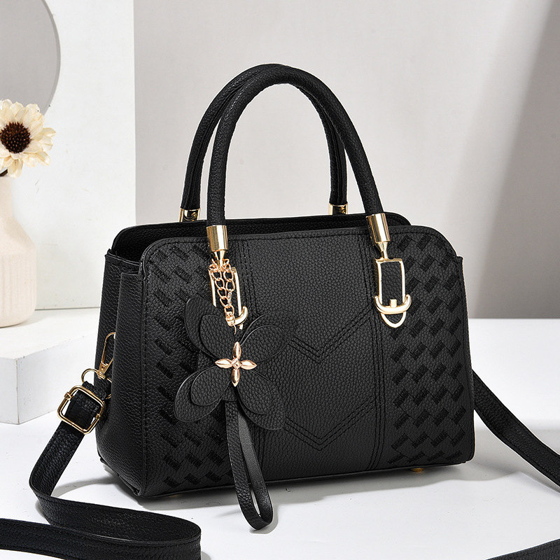 Women's 2025 Korean version handbag fashionable and atmospheric middle-aged single shoulder crossbody women's bag versatile new style