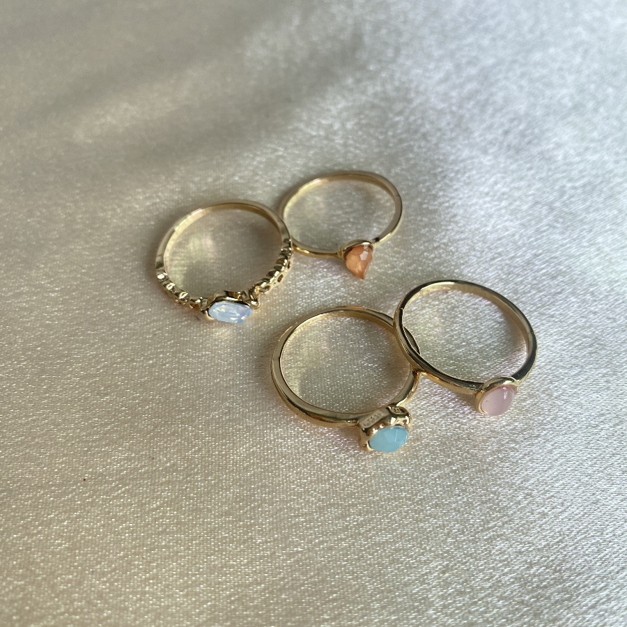 Elegant Seven-Piece Jelly Colored Gold Ring Collection - Fashionable Accessory Set