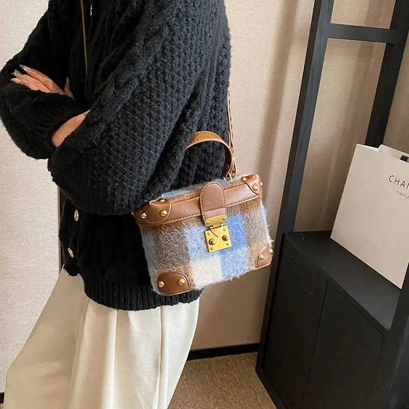 Luxury Designer Lock PU Leather and Wool Patchwork Womens Handbag Retro Crossbody Bag Small Bucket Tote Y250303