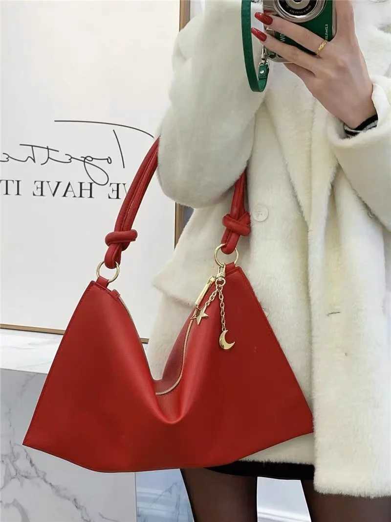 Red PU Envelope Package 2024 New Ladies Elegant Simple Zipper Shoulder Bag Large Capacity Fashionable High Street Handbag Z250303
