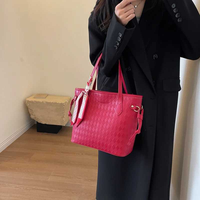 2025 New Womens Bag Fashion Trend Shoulder Bag Leisure Commuter Handbag Minimalist Design Red Large Capacity New Year bag Z250303