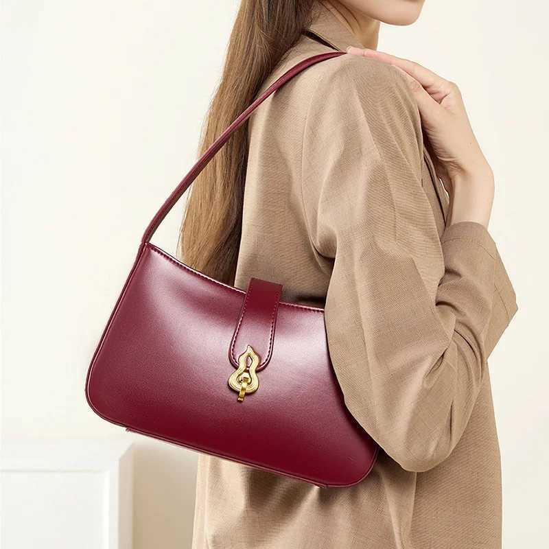2024 New Genuine Leather Womens Underwear Bag High Quality Cowboy Shoulder Bag Womens Casual Handbag Wine Red Z250303