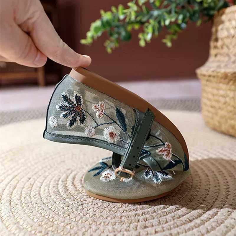 Women Handmade Embroidered Flowers Mary Jane Wen Shoes Summer Mesh Breathable Light N-slip Flats Belt Buckle Ballet Shoes Y250303