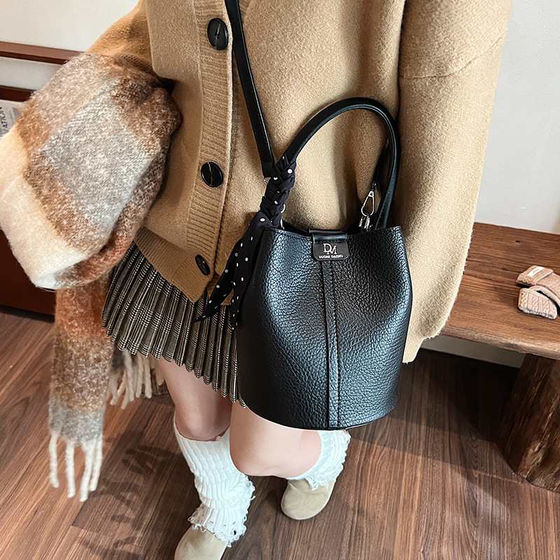 Designer Designer High End Niche Design Bucket Bag For Women 2025 New Autumn Versatile Single Shoulder Crossbody Handbag