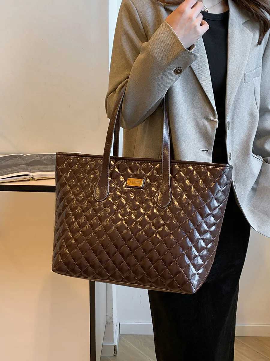 High End Wine Red Large Capacity Plaid Shoulder Bag 2025 New Womens Zipper Armpit Bags Elegant Versatile Ladies Commute Handbag Z250303