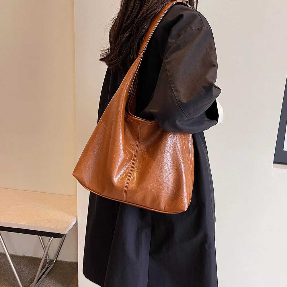Soft PU leather shoulder bag vintage wine red womens shoulder bag commuting large handbag womens wedding handbag Z250303