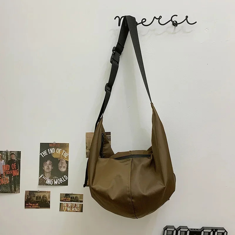 Mens and womens shoulder bag leisure student bag high quality Oxford womens messenger bag waterproof outdoor fitness bag 250303