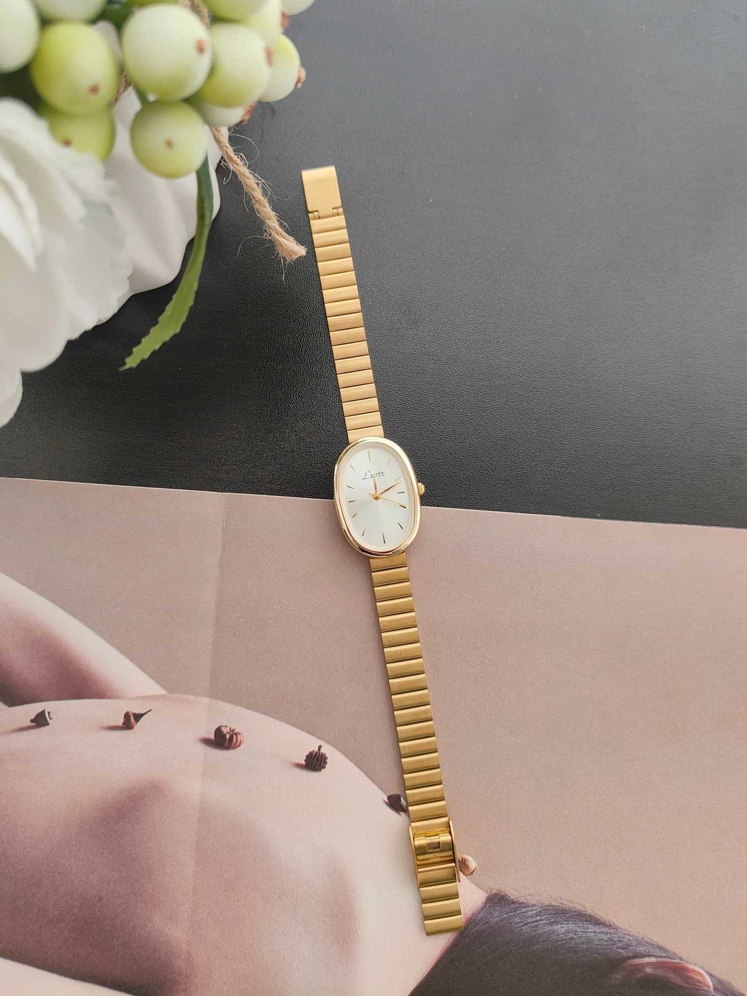 1 new fashionable gold bracelet for women retro luxury fashion simple elegance acceptable luxury elegant version womens quartzXJ250304