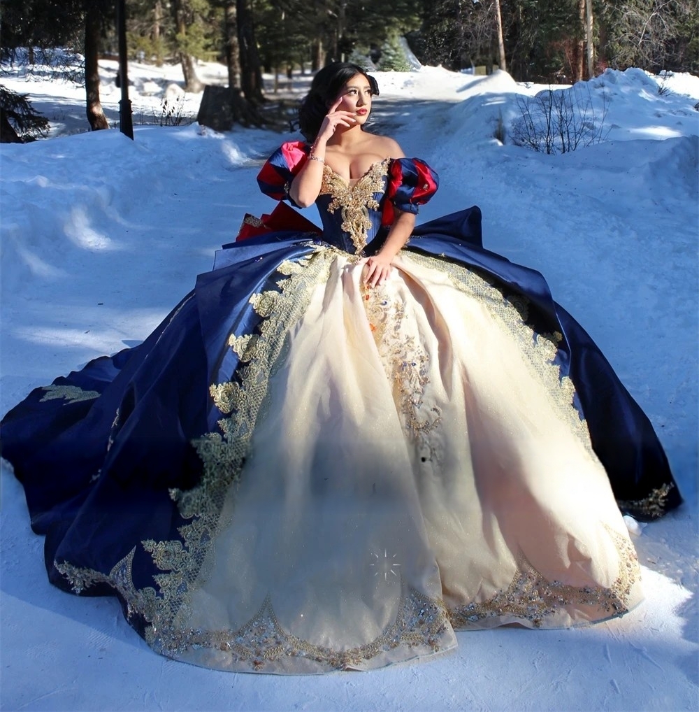 Cinderella Vintage Princess Quinceanera Dresses With Big Bow Back Off Shoulder Short Sleeves Sweet 16 Dress Gold Lace Applique Crystals Beaded Masquer