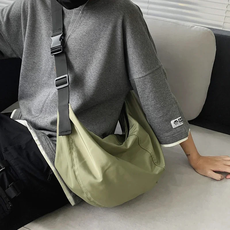 Mens and womens shoulder bag leisure student bag high quality Oxford womens messenger bag waterproof outdoor fitness bag 250303