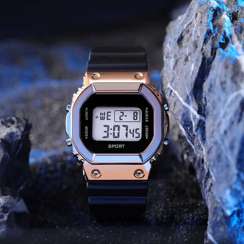 2022 New Sports Digital Square Luminous Dial Casual Fashion Clock Outdoor Rubber Str Fashionable for Men BraceletXJ250304