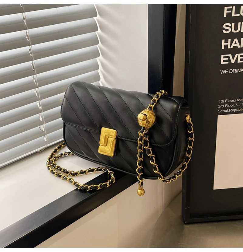 High quality exquisite lock buckle cross body bag 2024 new womens wine red texture chain bottom bag fashionable handbag Z250303