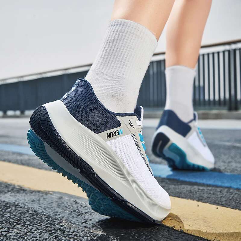 Fashionable versatile popular and comfortable sports shoes