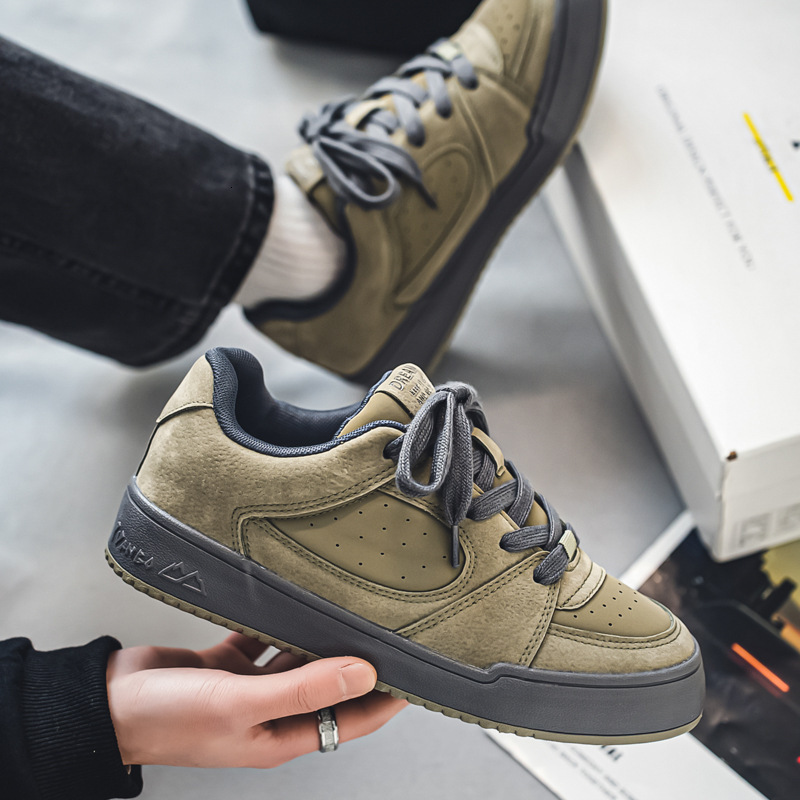 Large Couple 2025 Spring/summer New Designer Shoes Light Luxury Casual Skateboarding Sports Shoes Bread Men's Versatile Fashion Board Shoes