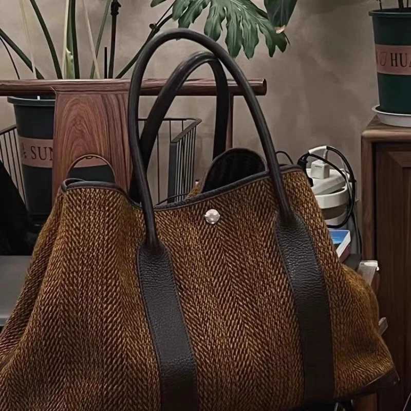 Trendy Style Casual Daily for Women Men High Quality Simple Classic Large Capacity Handbag Fashionable Unisex Y250304