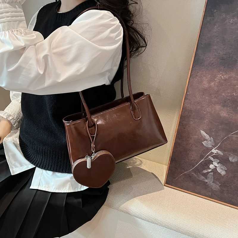 Ladies Red Heart Pendant Handbag Large Capacity Shoulder Bag Vintage Tote Bag Ladies Work Bag with Matching Clutch Z250303