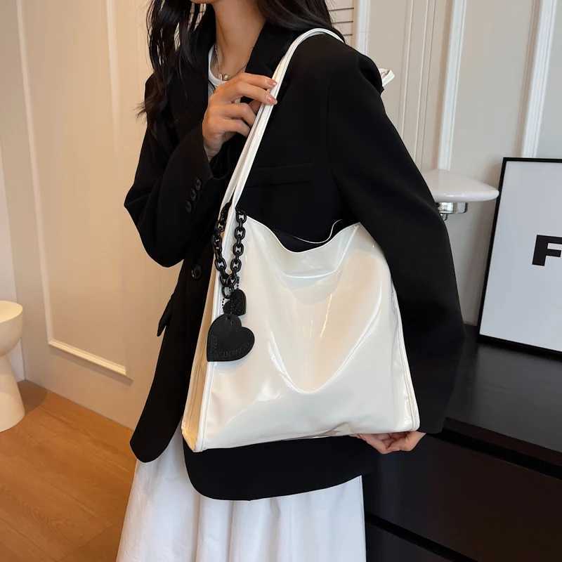Vintage Cherry Red Large Capacity Tote Bag 2023 New Ladies Lacquer Leather Shiny Texture Magnetic Buckle Commuter Underarm Bags Z250303