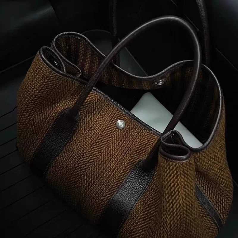Trendy Style Casual Daily for Women Men High Quality Simple Classic Large Capacity Handbag Fashionable Unisex Y250304