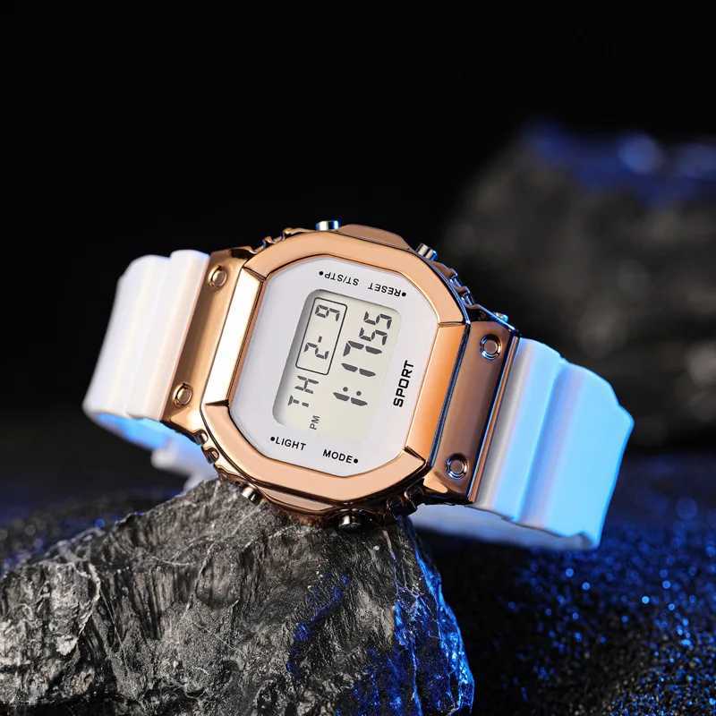 2022 New Sports Digital Square Luminous Dial Casual Fashion Clock Outdoor Rubber Str Fashionable for Men BraceletXJ250304