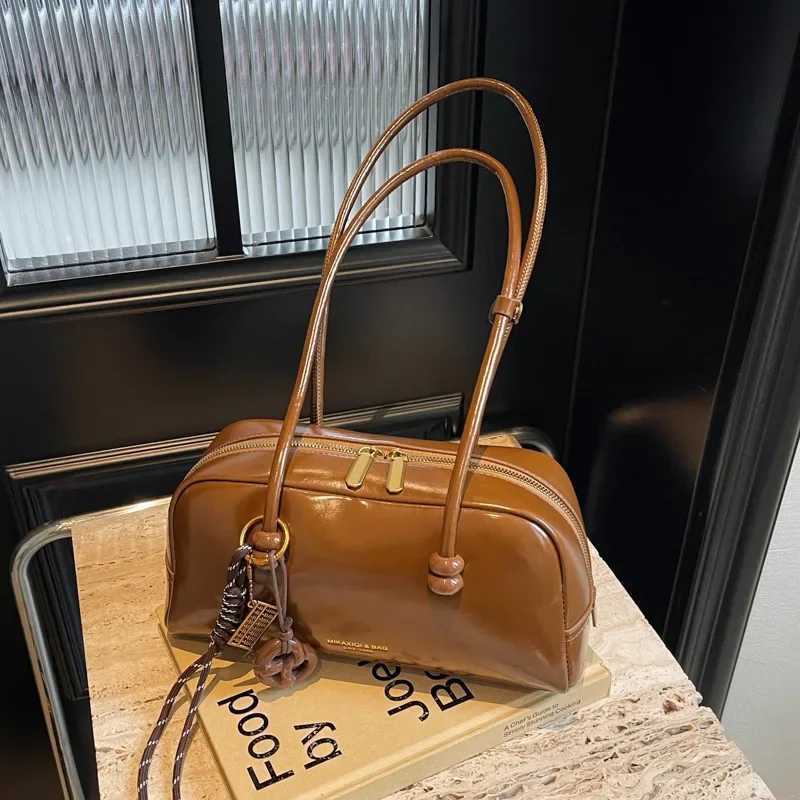 Brand Designer Oil PU Leather Womens Shoulder Bag Retro Pendant Crossbody Bag Large Pillow Boston Bowling Handbag Y250303
