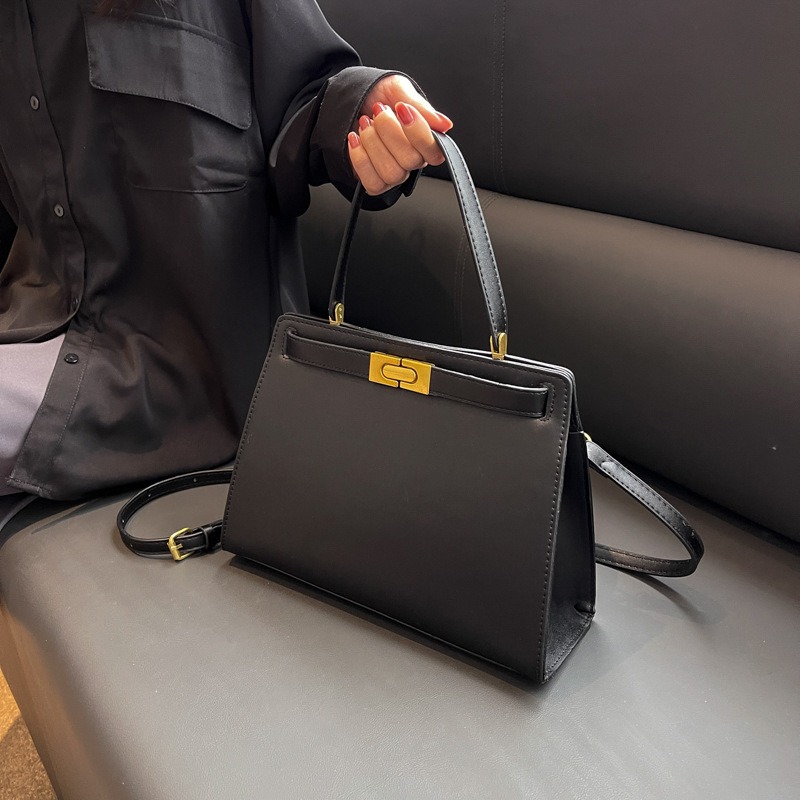 Casual Retro Shoulder Bag - Fashionable Messenger Armpit Tote for Everyday Use
