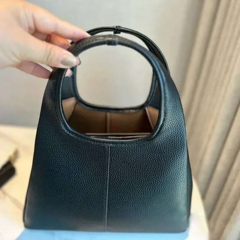 2025 P Ins Hot Fashion Women Designer Handbag High Quality Large Casual Retro Tote Bag
