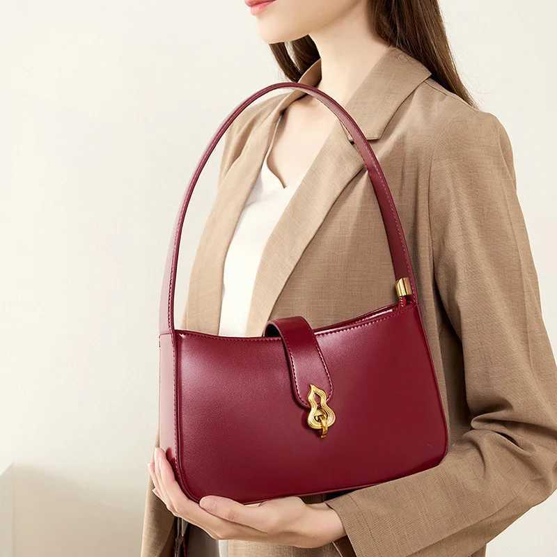 2024 New Genuine Leather Womens Underwear Bag High Quality Cowboy Shoulder Bag Womens Casual Handbag Wine Red Z250303