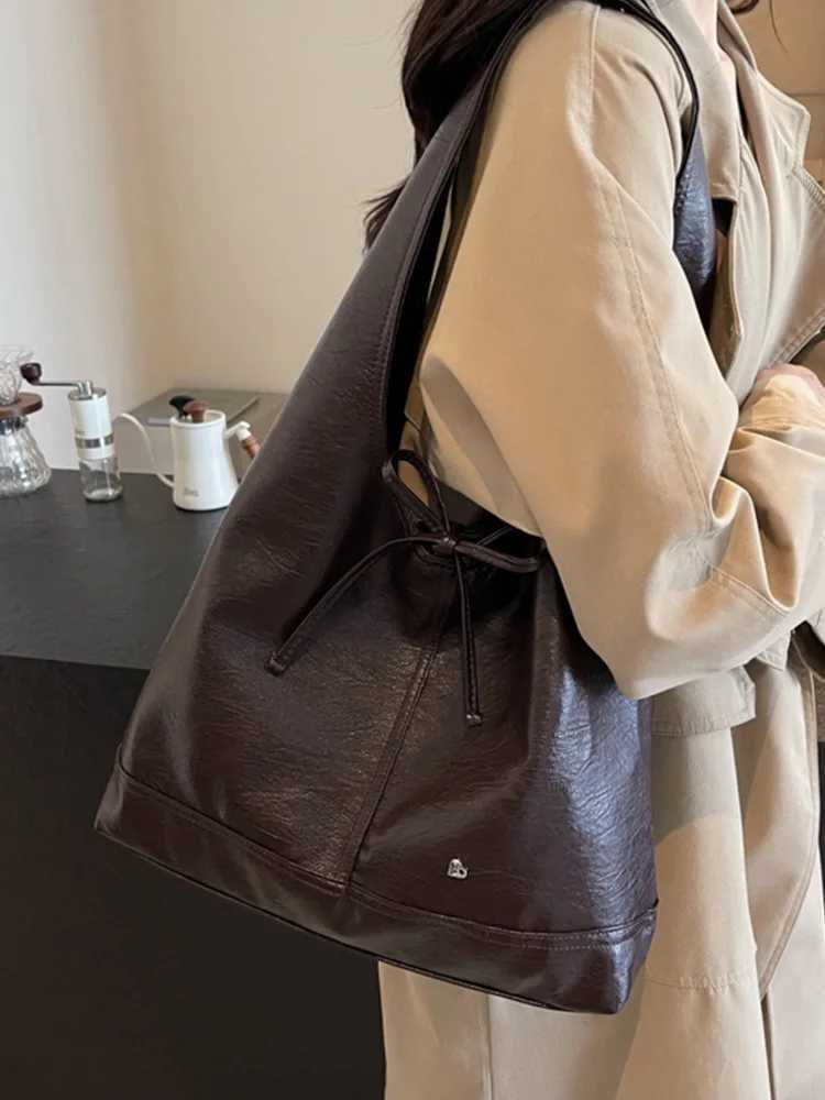 High-Grade Sense Red Shoulder Bags Women Solid Color Large Capacity Soft Leather Handbags Lady Fashion Underarm Bag Z250303