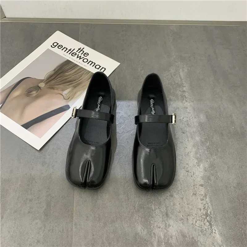 Novelty Split Toe flat shoes with quality leather mary janes Japanese style trotters flats ankle white Tabi ninja loafers white Y250303