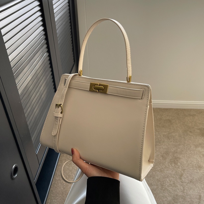 Casual Retro Shoulder Bag - Fashionable Messenger Armpit Tote for Everyday Use