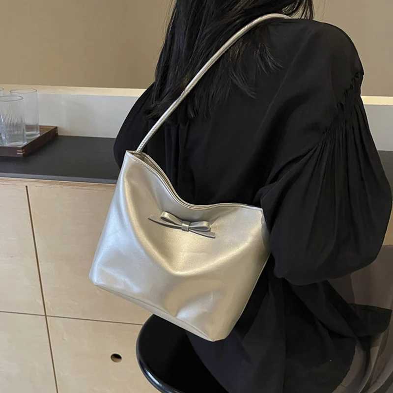 Trend Bow Red Bucket Bags for Women 2024 New Simple Commuting Handbag Korean Pu Leather Casual Versatile Womens Shoulder Bag Z250303