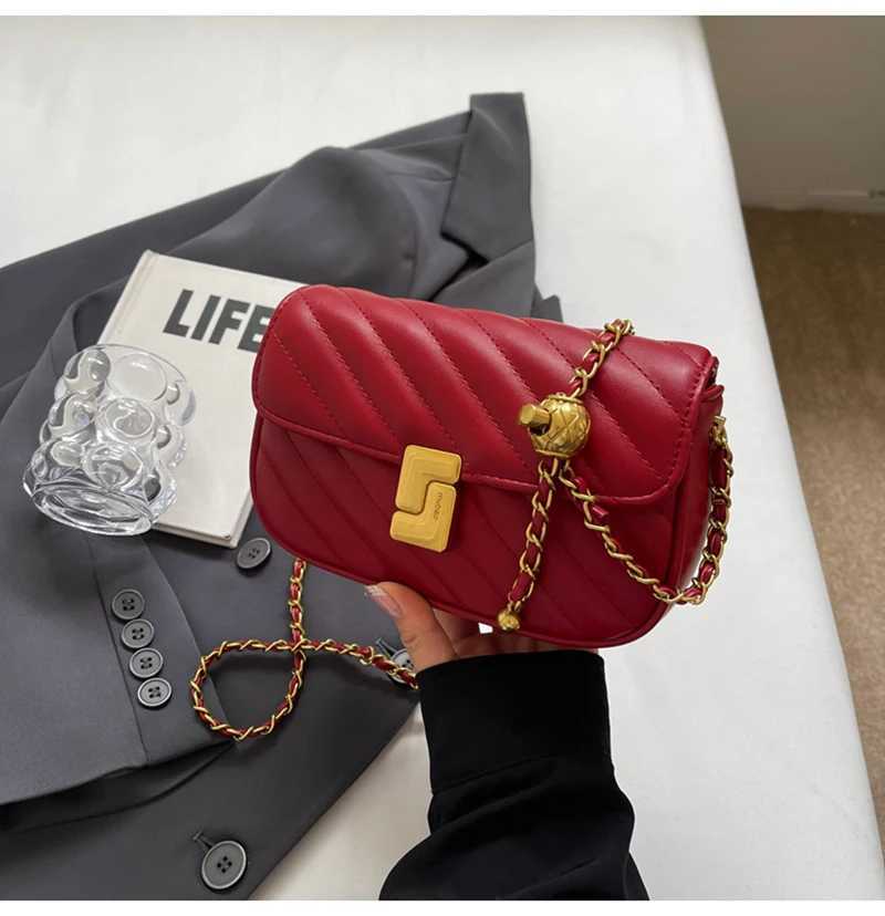High quality exquisite lock buckle cross body bag 2024 new womens wine red texture chain bottom bag fashionable handbag Z250303