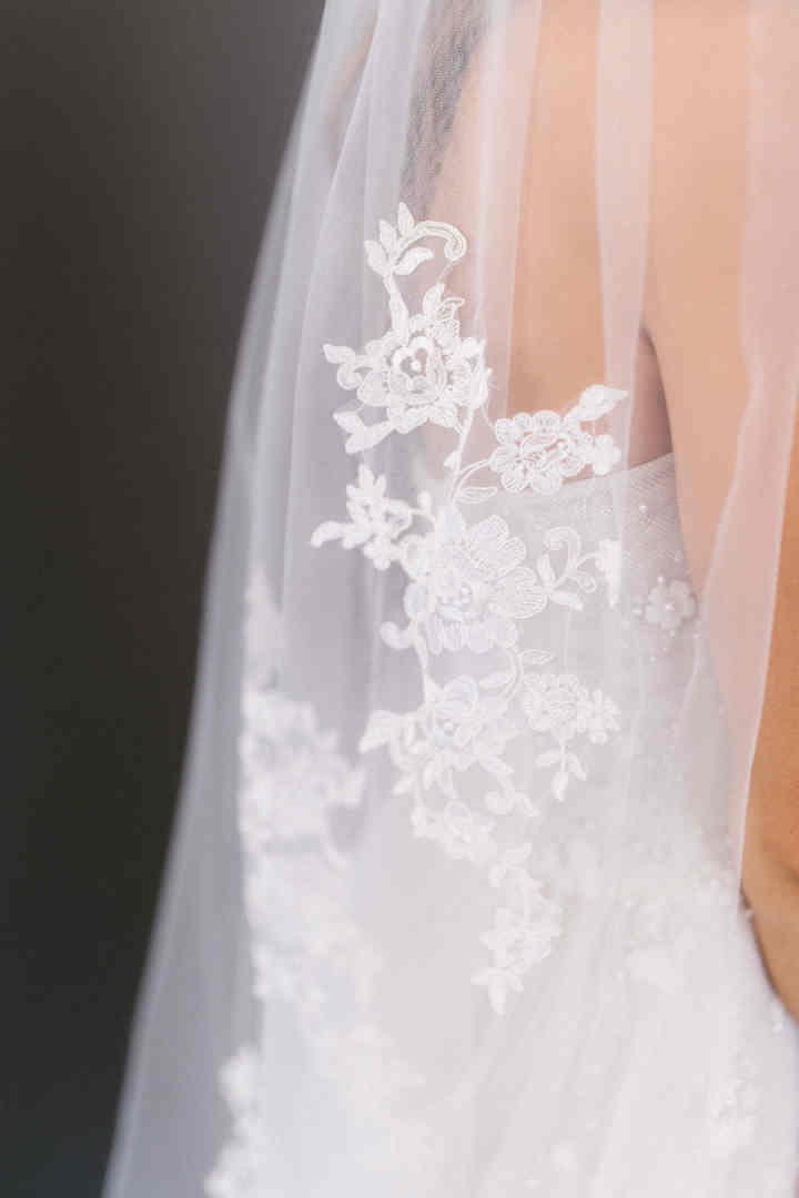 Graceful 3Meters White Ivory Wedding Veils with Appliques Long Lace Edge Bridal Head Veil with Comb For Marriage Bride Women's Accessories Custom