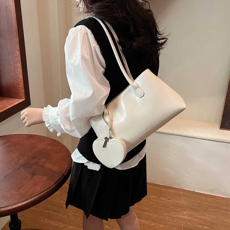 Ladies Red Heart Pendant Handbag Large Capacity Shoulder Bag Vintage Tote Bag Ladies Work Bag with Matching Clutch Z250303