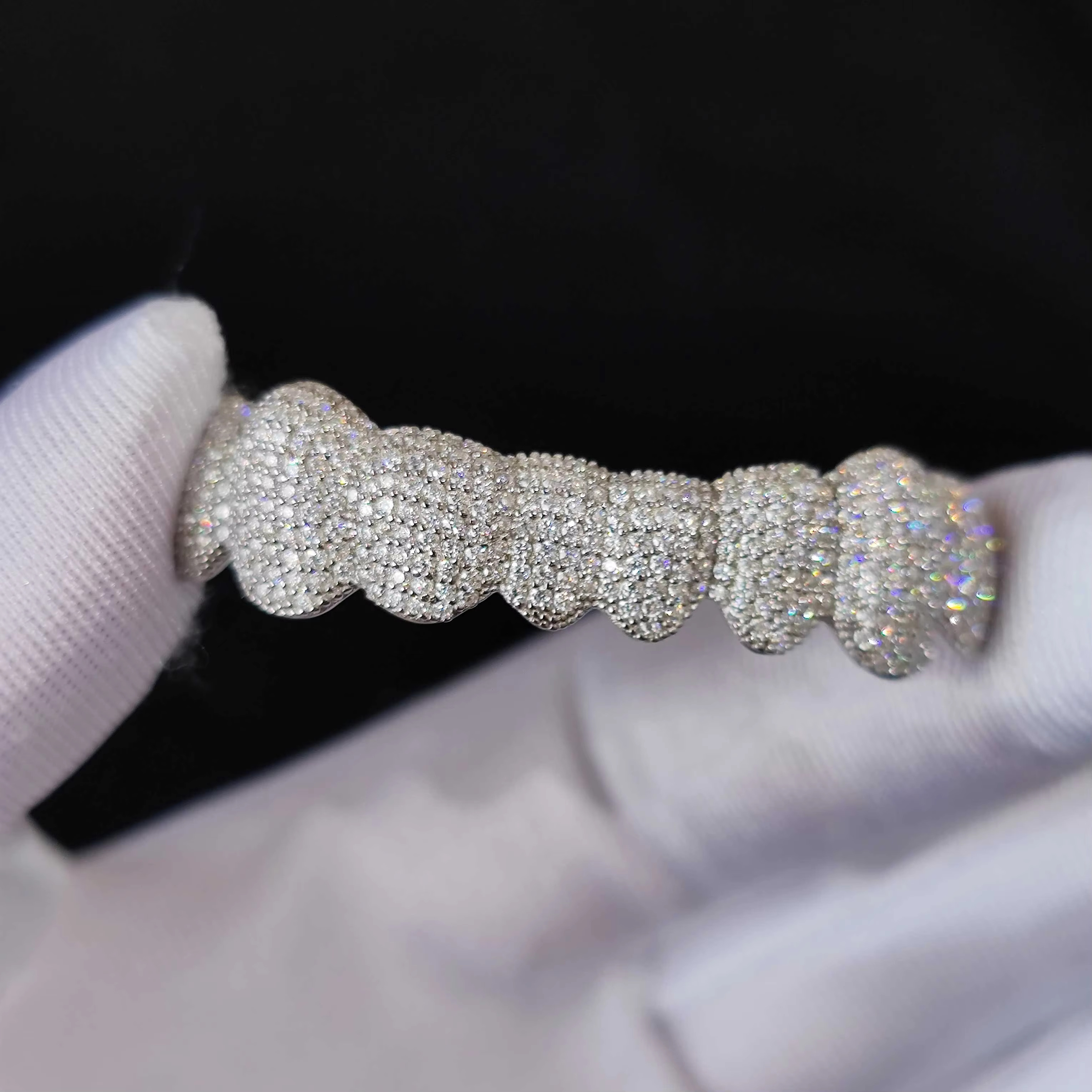 Hot Selling Custom Made Personalized Tooth Sterling VVS Moissanite Diamond Mens Iced Out Grillz Teeth Decoration