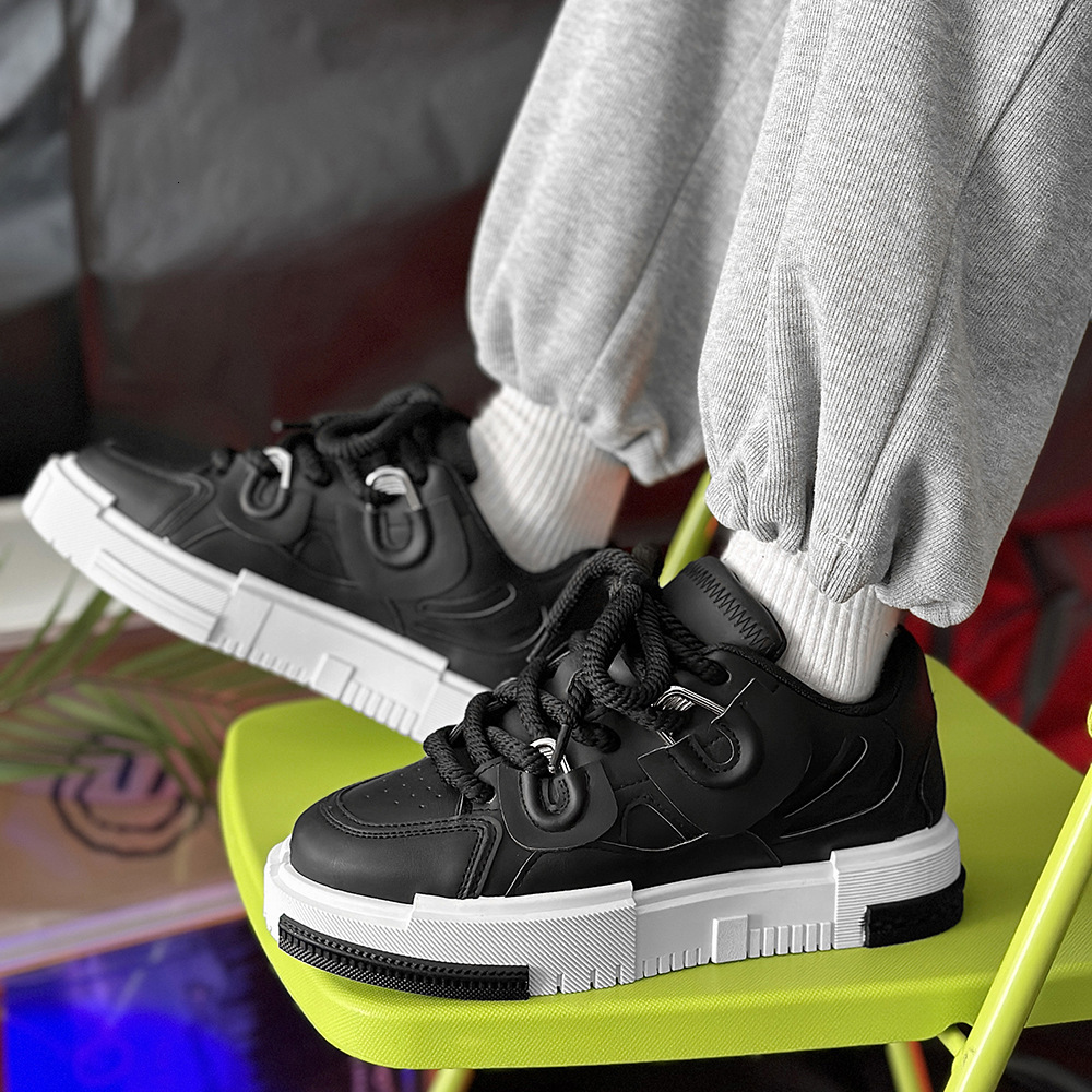 2025 New Niche Design Light Luxury Men's Board Shoes Bread Men's Outdoor Leisure Chinese Personality Fashion Skateboard Board Shoes Men'