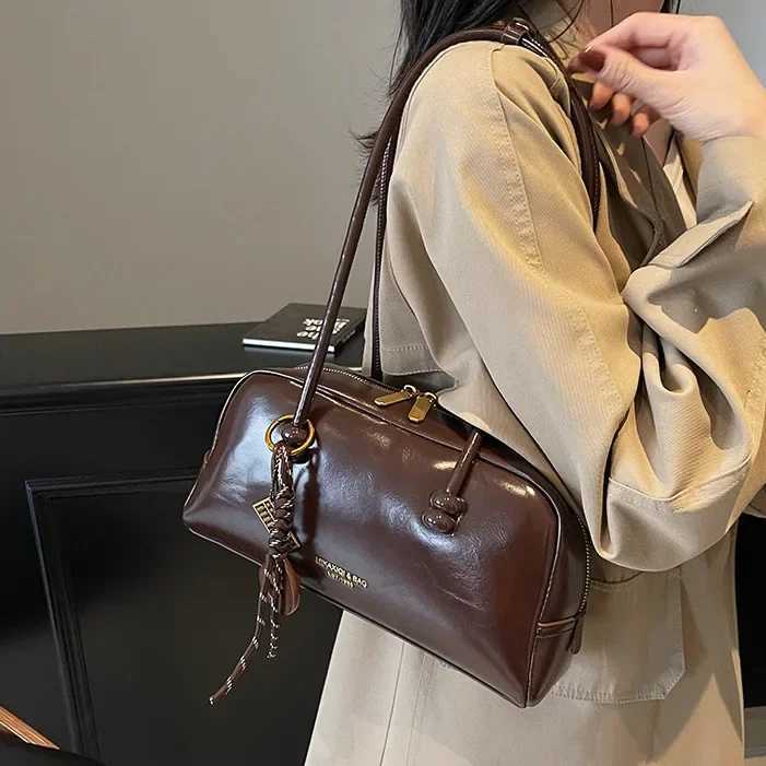 Brand Designer Oil PU Leather Womens Shoulder Bag Retro Pendant Crossbody Bag Large Pillow Boston Bowling Handbag Y250303