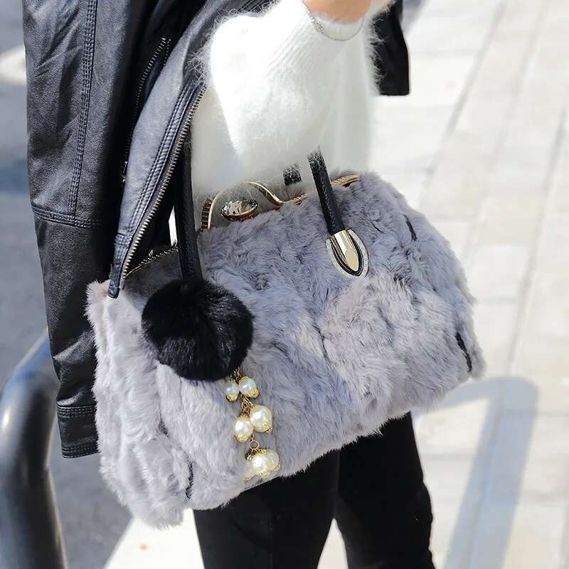 2024 New 100% Rabbit Fur Shoulder Bag Winter Fashion Ladies Plush Dia Ball Tassel Women Designer Handbags