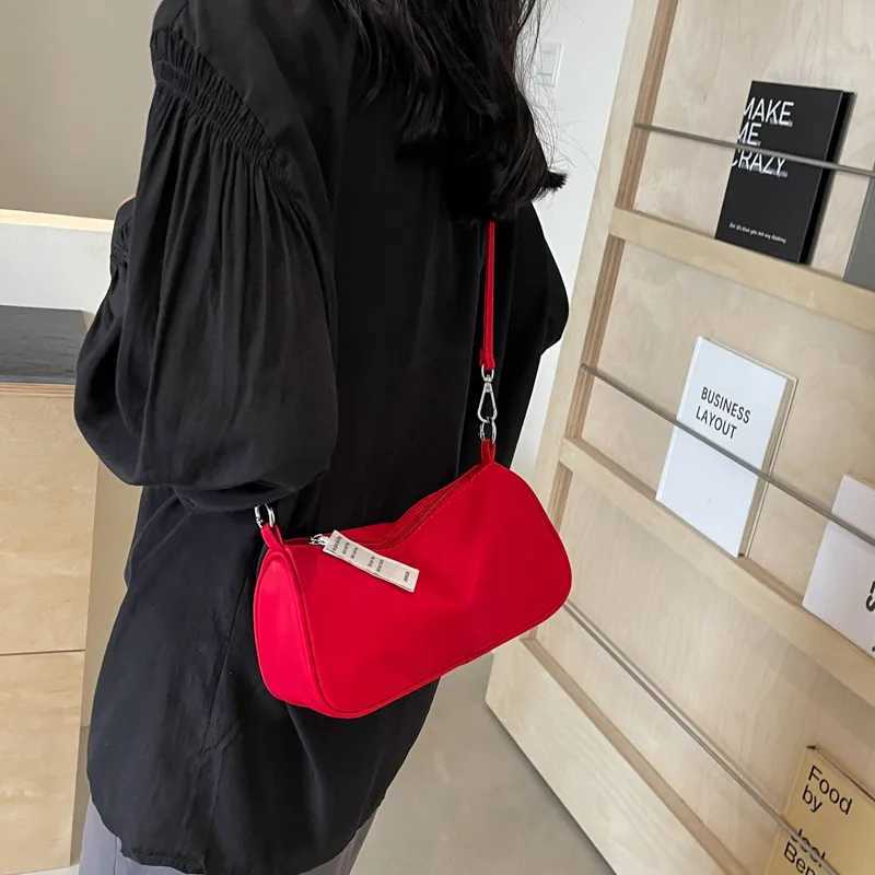 Red Nylon Fabric Crossbody Bag New Womens Zipper Closure Eye Catching Shoulder Bags Simple Versatile Ladies Commuting Handbag Z250303