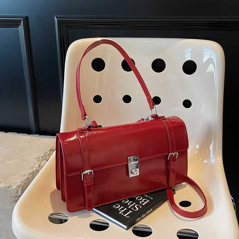 Womens Wine Red Large Capacity Commuter Crossbody Bag 2025 New Ladies Buckle Closed Interval Shoulder Bags Temperament Handbag Z250303