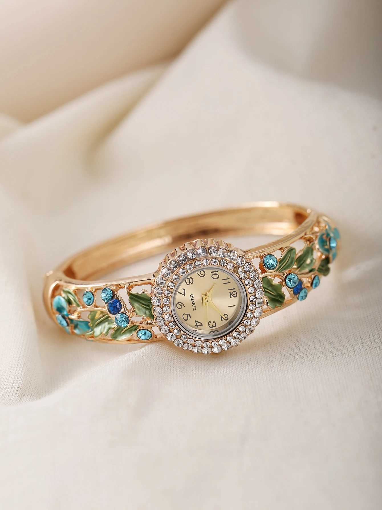 Womens New Retro Light Luxury Rare Quartz BraceletXJ250304