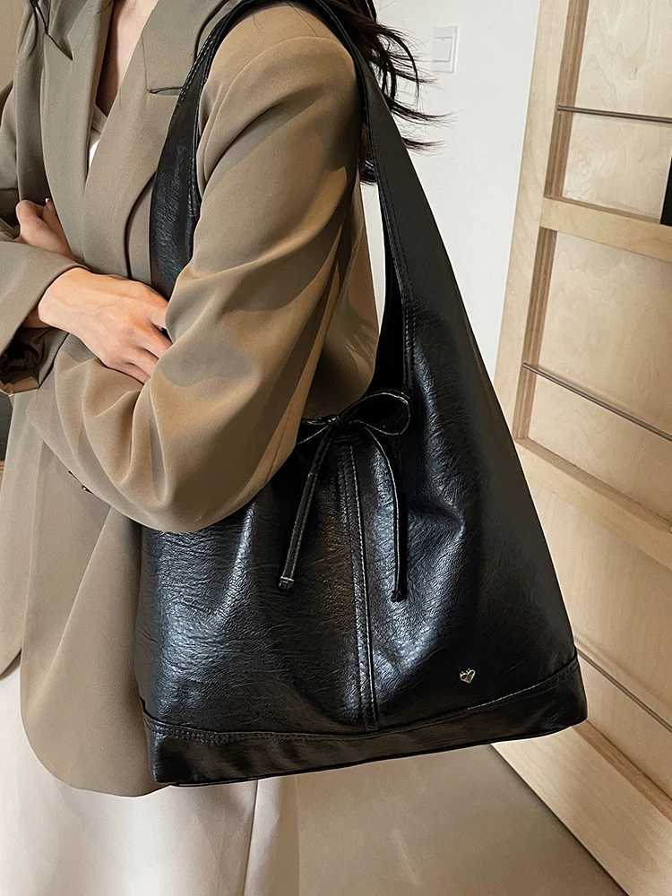 High-Grade Sense Red Shoulder Bags Women Solid Color Large Capacity Soft Leather Handbags Lady Fashion Underarm Bag Z250303