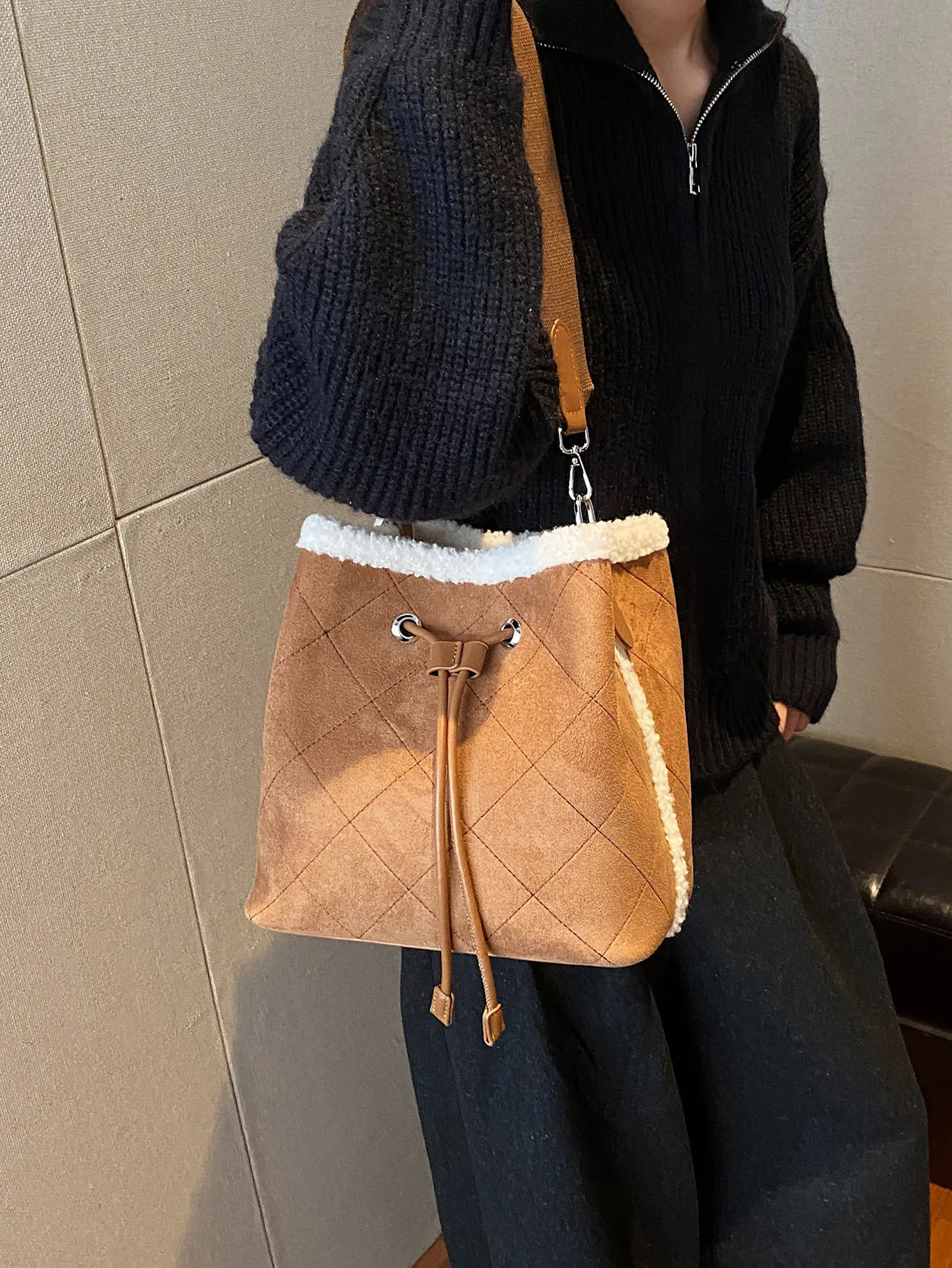 Lamb Fur Suede Drawstring Bucket Bag Large Capacity Womens Wide Shoulder Strap Light Crossbody Bags 250303