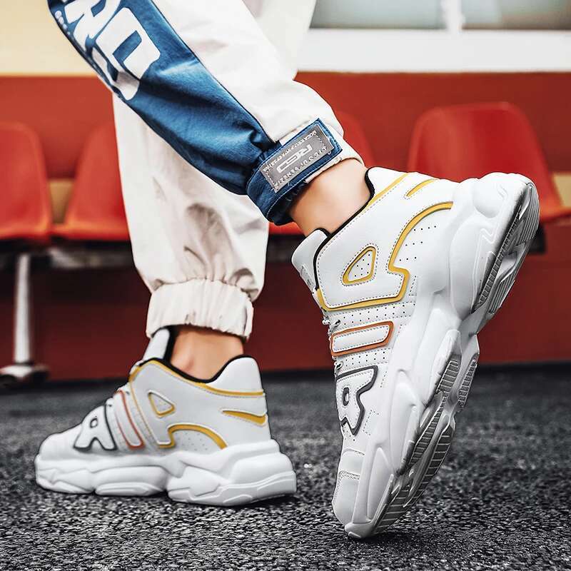 2024New Autumn and Winter New Top Leather Couple Casu al High Quality Designer Personalized Sports M en's Shoes