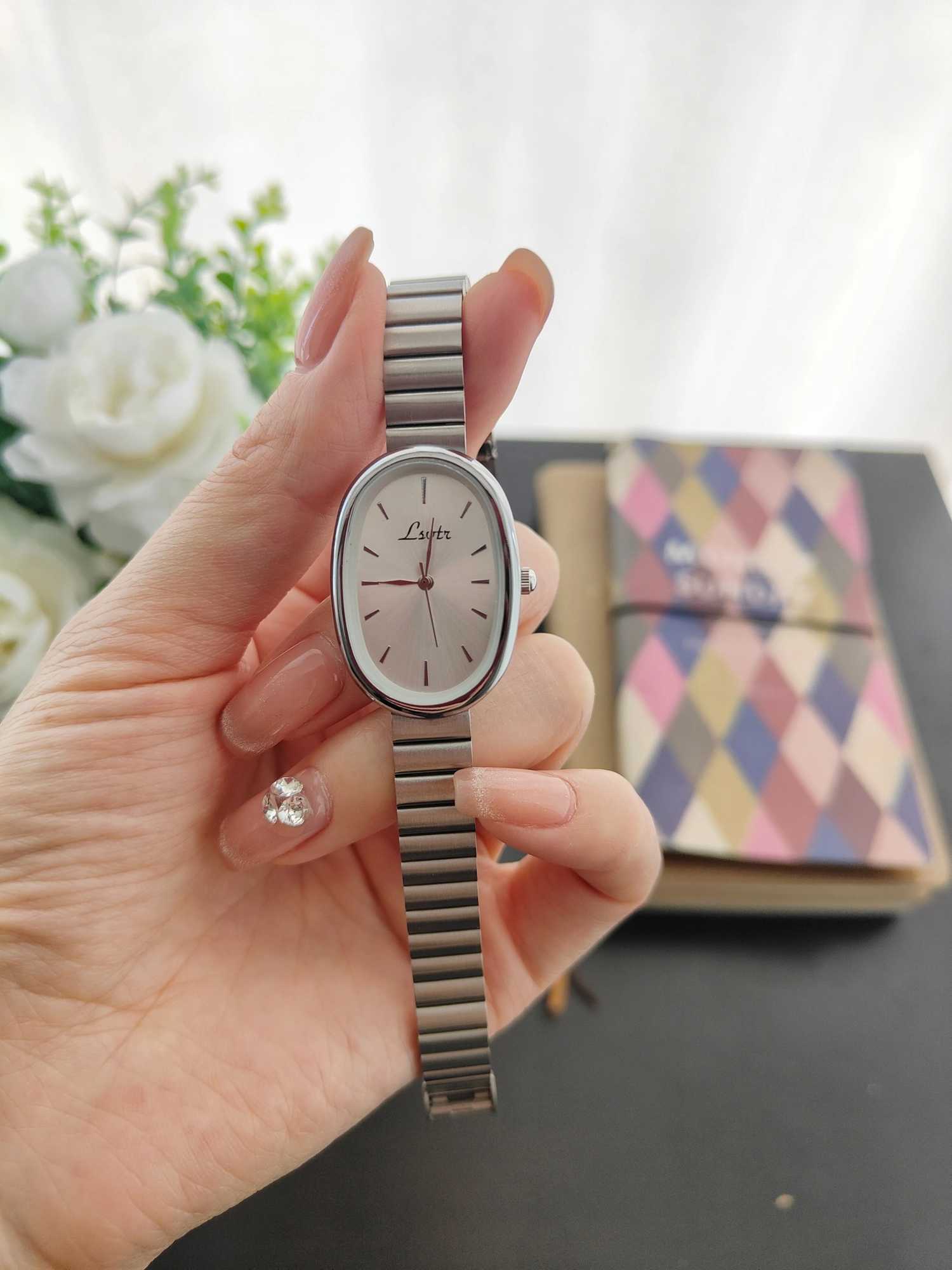 1 new fashionable gold bracelet for women retro luxury fashion simple elegance acceptable luxury elegant version womens quartzXJ250304