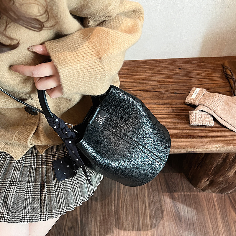 Designer Designer High End Niche Design Bucket Bag For Women 2025 New Autumn Versatile Single Shoulder Crossbody Handbag