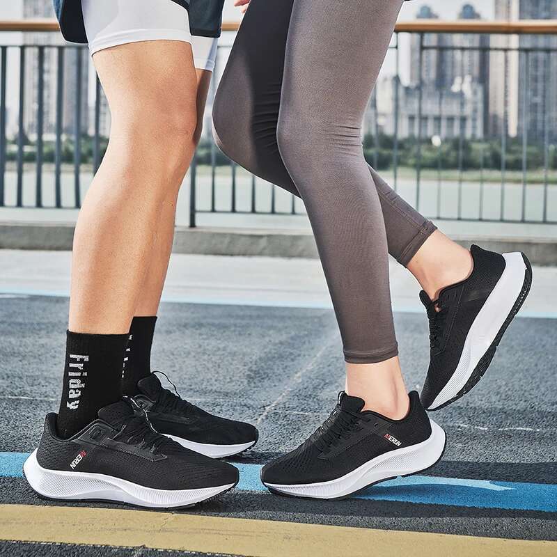 Fashionable versatile popular and comfortable sports shoes