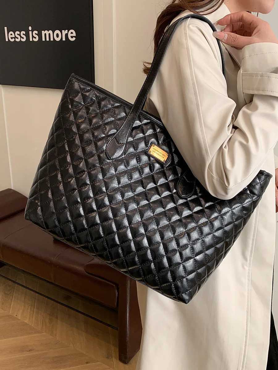 High End Wine Red Large Capacity Plaid Shoulder Bag 2025 New Womens Zipper Armpit Bags Elegant Versatile Ladies Commute Handbag Z250303